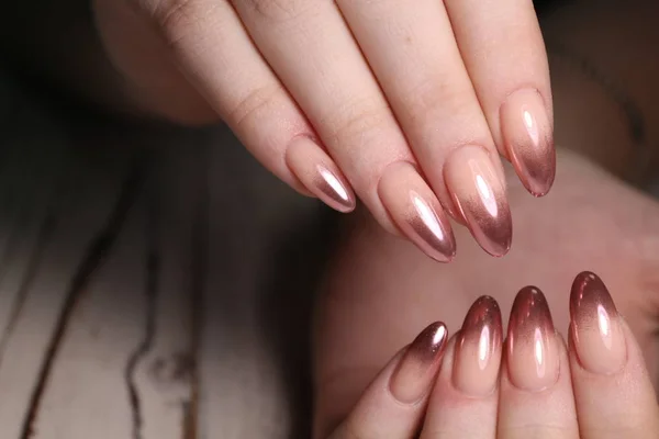 Unas uñas naturales increíbles. Manos de mujer con manicura limpia —  Fotos de Stock