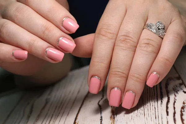 Foto de close-up de uma bela mãos femininas com manicure elegante — Fotografia de Stock