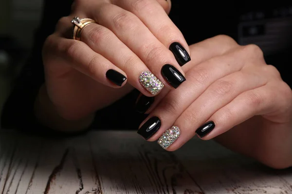 Foto de close-up de uma bela mãos femininas com manicure elegante — Fotografia de Stock