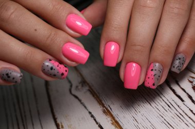 Zarif manikürlü güzel bir kadının yakın plan fotoğrafı.