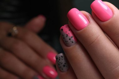 Zarif manikürlü güzel bir kadının yakın plan fotoğrafı.