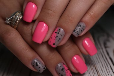 Zarif manikürlü güzel bir kadının yakın plan fotoğrafı.