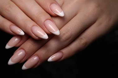 Zarif manikürlü güzel bir kadının yakın plan fotoğrafı.