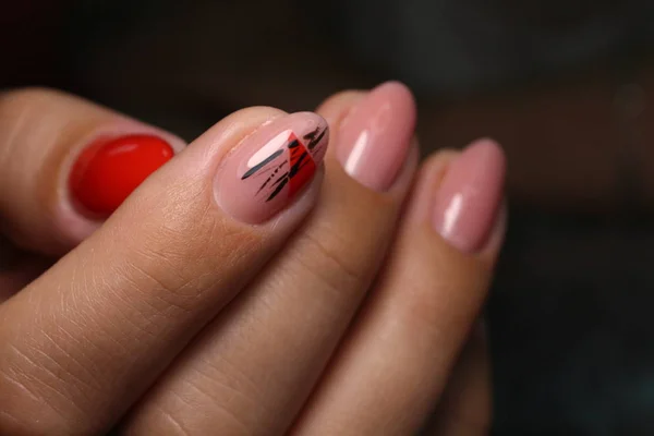 Close-up foto van een mooie vrouwelijke handen met elegante manicure — Stockfoto