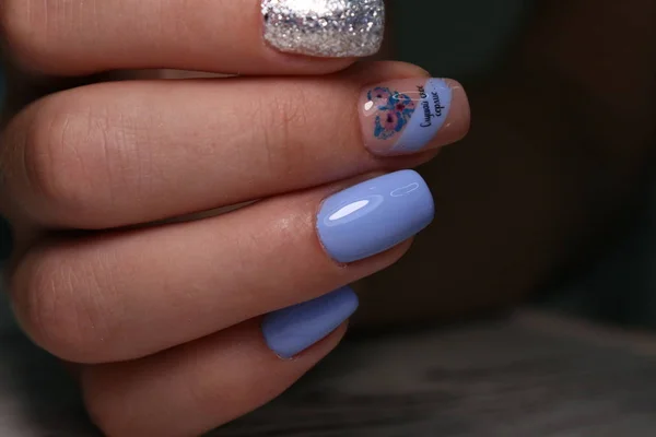 Closeup photo of a beautiful female hands with elegant manicure — Stock Photo, Image