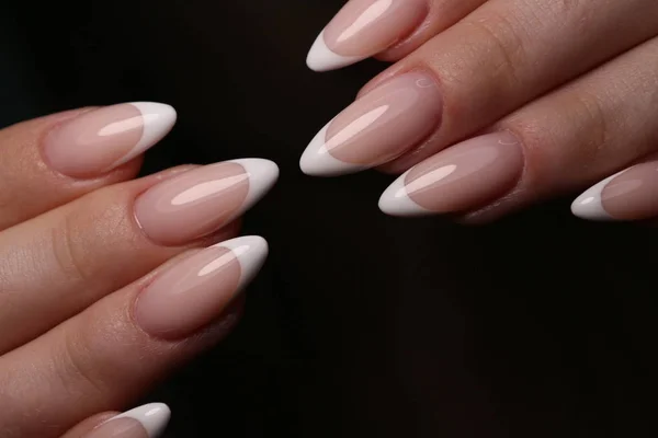 Zbliżenie zdjęcie piękne kobiece ręce z eleganckim manicure — Zdjęcie stockowe