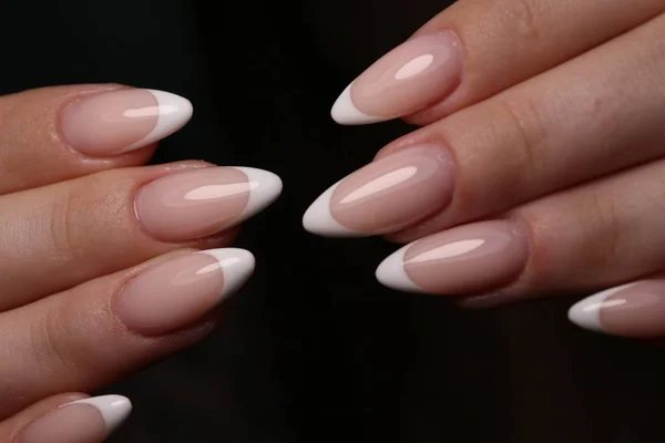 Close-up foto van een mooie vrouwelijke handen met elegante manicure — Stockfoto