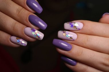 trendy bir doku üzerinde göz alıcı güzel manikür