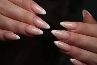 trendy bir doku üzerinde göz alıcı güzel manikür