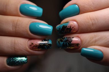 trendy bir doku üzerinde göz alıcı güzel manikür