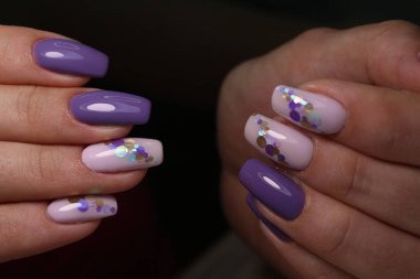 Güzel bir arka planda moda manikür tasarımı.