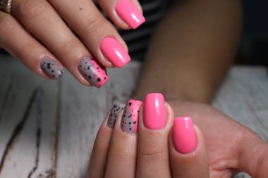 Güzel bir arka planda moda manikür tasarımı.