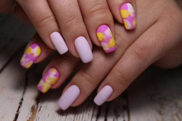 Modny beżowy manicure ze srebrnym designie — Zdjęcie stockowe