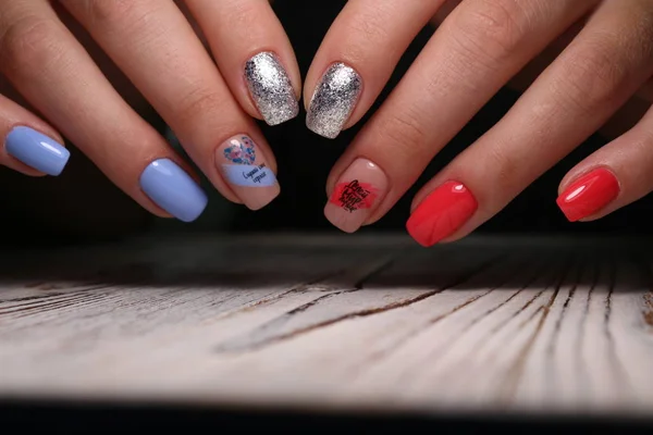 Betoverend mooie manicure op een trendy textuur — Stockfoto