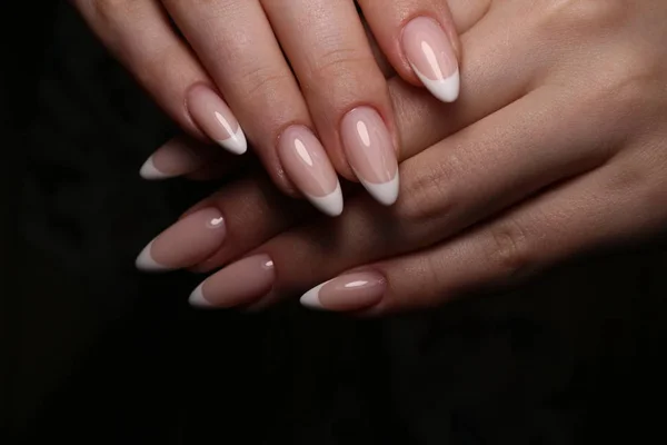 Betoverend mooie manicure op een trendy textuur — Stockfoto