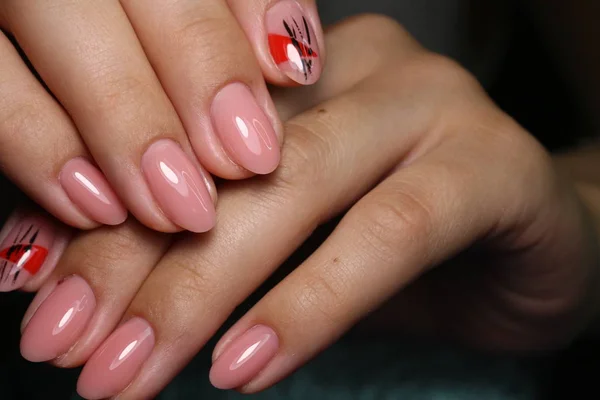 Moda manicure paznokci na pięknym tle — Zdjęcie stockowe