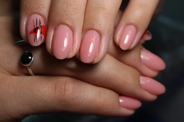 La manicura a la moda de las uñas sobre el fondo hermoso —  Fotos de Stock