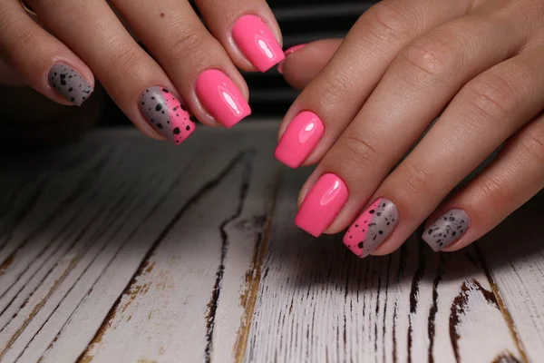 Fashion manicure van nagels op een mooie achtergrond — Stockfoto