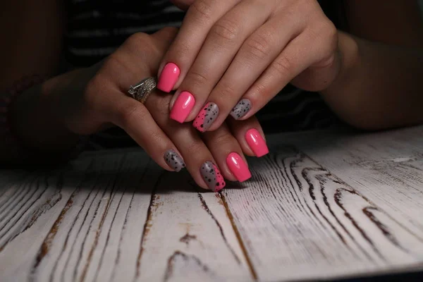 Fashion manicure van nagels op een mooie achtergrond — Stockfoto