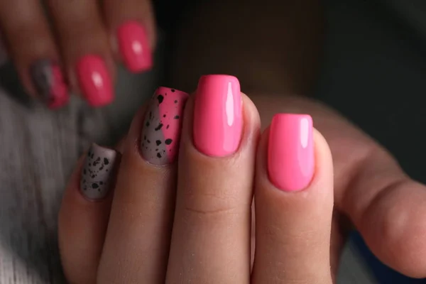 Fashion manicure van nagels op een mooie achtergrond — Stockfoto