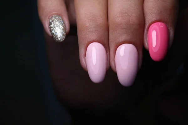 Moda manicure paznokci na pięknym tle — Zdjęcie stockowe