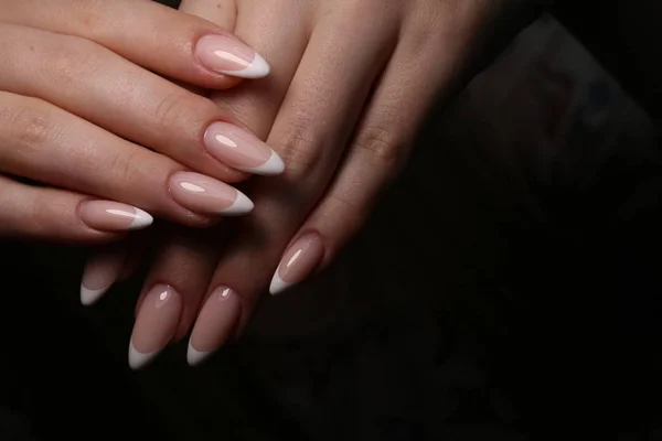 Manicure di moda di unghie su uno sfondo bello — Foto Stock