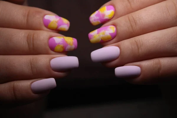 Fashion manicure van nagels op een mooie achtergrond — Stockfoto