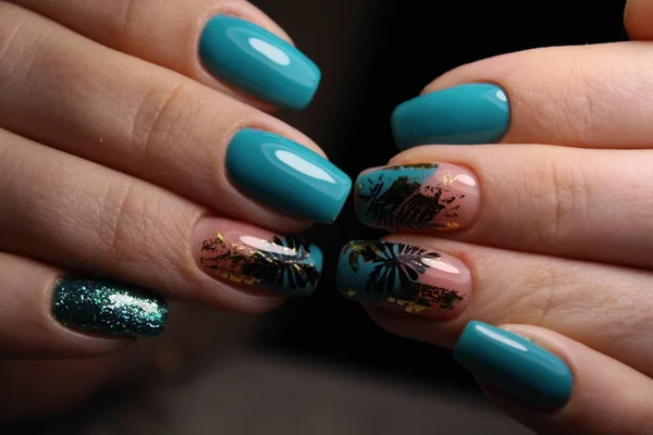 Moda manicure paznokci na pięknym tle — Zdjęcie stockowe