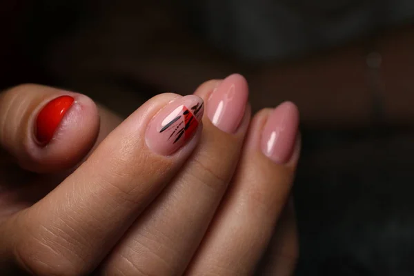 Design elegante di manicure su belle unghie — Foto Stock