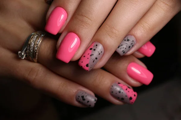 Snygg design av manikyr på vackra naglar — Stockfoto