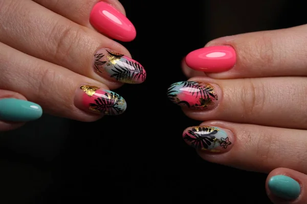 El diseño de estilo de la manicura sobre las uñas hermosas —  Fotos de Stock