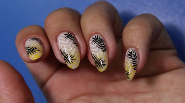 Stylowy design manicure na piękne paznokcie — Zdjęcie stockowe