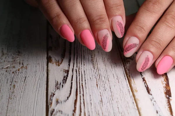 Snygg design av manikyr på vackra naglar — Stockfoto