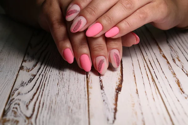 Stijlvol ontwerp van manicure op mooie nagels — Stockfoto