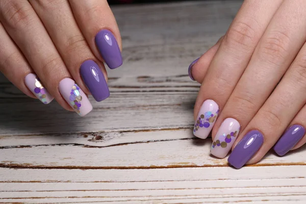 Modny design manicure na pięknym tle. — Zdjęcie stockowe