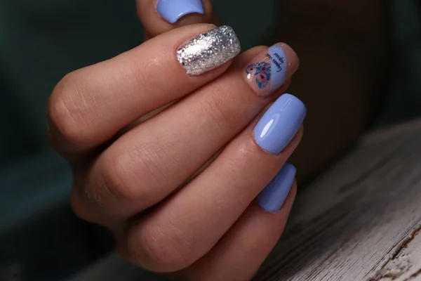 Modny design manicure na pięknym tle. — Zdjęcie stockowe