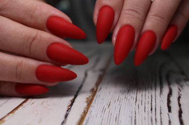 Güzel bir arka planda moda manikür tasarımı.