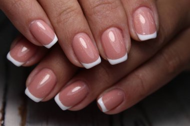 Güzel bir arka planda moda manikür tasarımı.