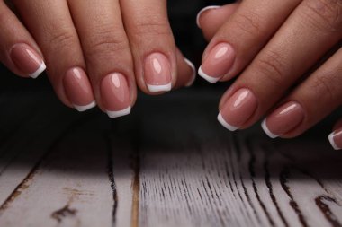 Moda bir arka planda güzel bir çivi manikürü.