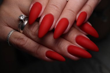 Güzel tırnak tasarım arka plan üzerinde eller üzerinde.