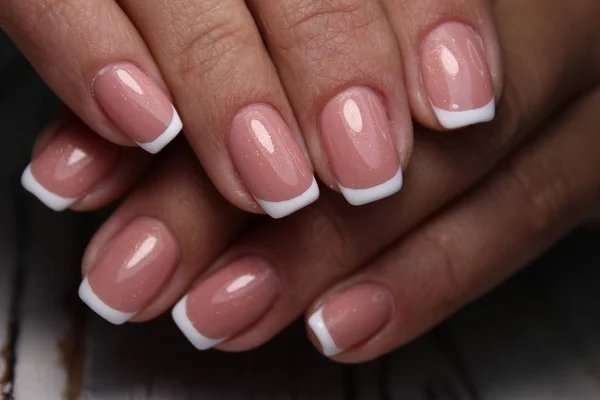 Design de manicure na moda em um belo fundo. — Fotografia de Stock