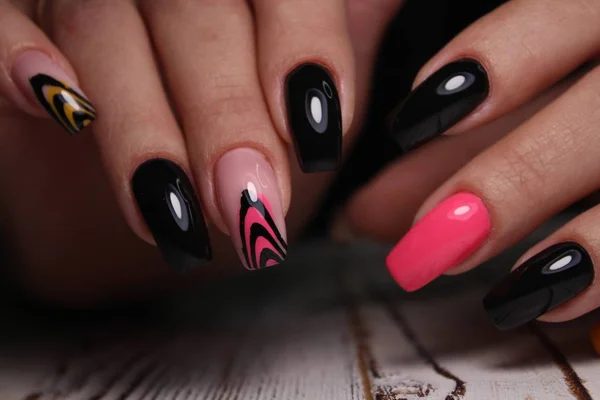 Hermosa manicura de uñas en el fondo de una moda —  Fotos de Stock