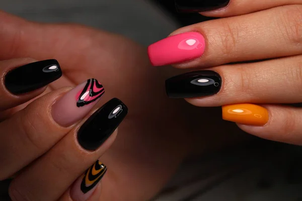 Hermosa manicura de uñas en el fondo de una moda —  Fotos de Stock