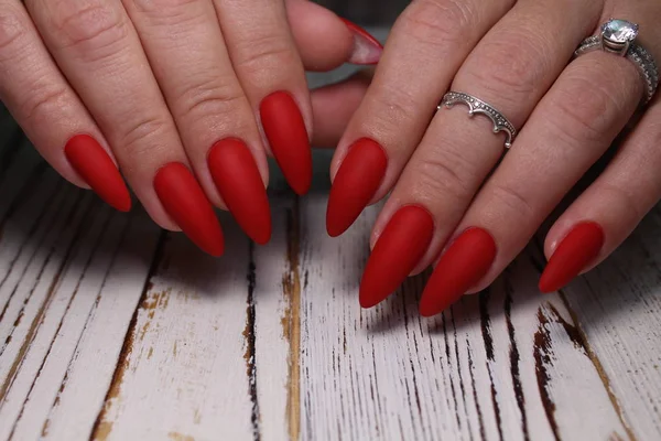 Hermosa manicura de uñas en el fondo de una moda —  Fotos de Stock