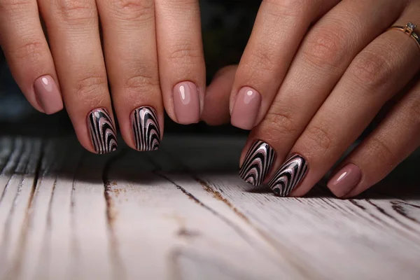 Sexy różowy manicure na długie piękne paznokcie — Zdjęcie stockowe