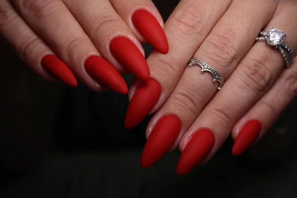 Foto de close-up de uma bela mãos femininas com manicure elegante — Fotografia de Stock