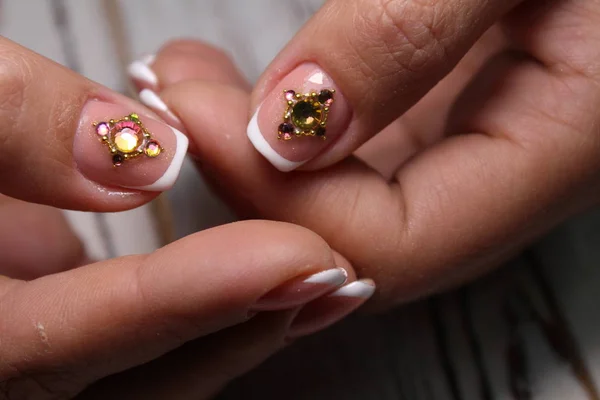 Foto di primo piano di una bella mano femminile con manicure elegante — Foto Stock