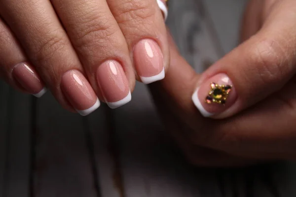 Design manicure alla moda su uno sfondo bello. — Foto Stock