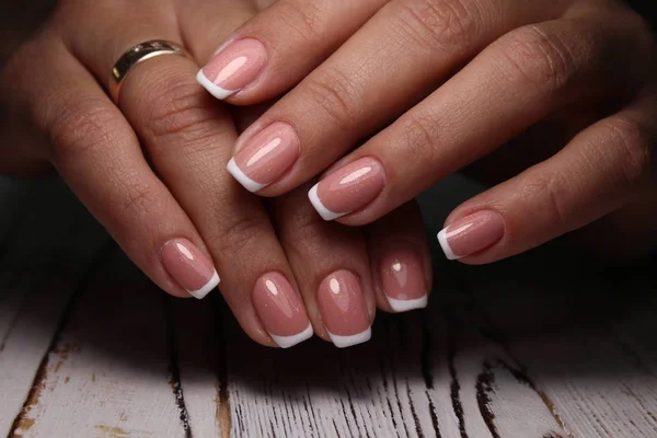 Foto di primo piano di una bella mano femminile con manicure elegante — Foto Stock