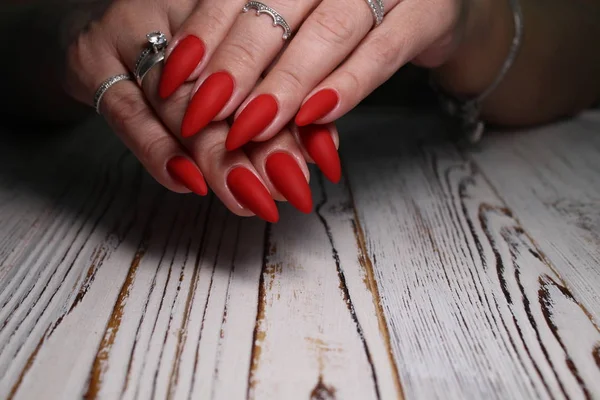 El diseño de estilo de la manicura sobre las uñas hermosas —  Fotos de Stock